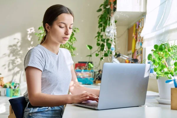 Дівчина Підліток Навчається Вдома Столом Використовуючи Ноутбук Студент Підліток Який — стокове фото