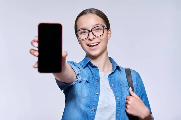 Sonriente Estudiante Adolescente Feliz Mostrando Pantalla Del Teléfono Inteligente Blanco — Foto de Stock