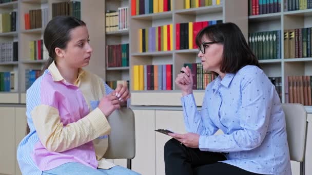 Psikolog Öğretmen Davranış Lise Danışmanı Kütüphanede Ofiste Genç Öğrencilere Danışmanlık — Stok video