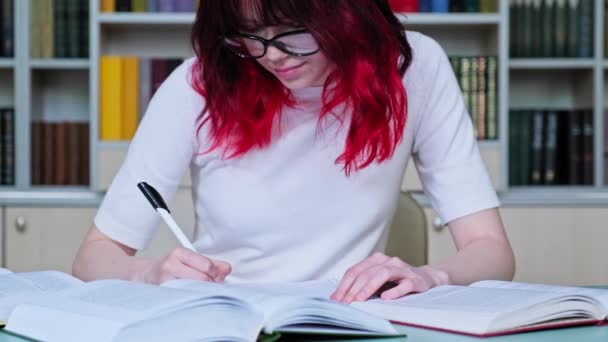 Estudiante Adolescente Con Gafas Estudiando Biblioteca Escuela Mujer Sentada Escritorio — Vídeos de Stock