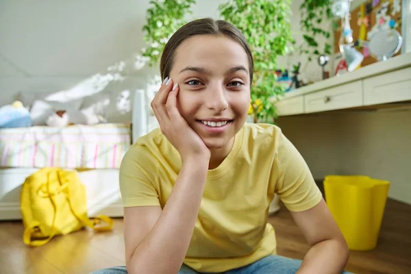 Teenage Studentka Videokonferenční Hovor Mluvící Teenager Dívající Webkameru Mladý Vlogger — Stock fotografie