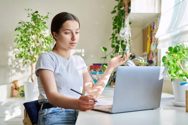 Ragazza Adolescente Che Studia Casa Tavola Con Computer Portatile Studente — Foto Stock