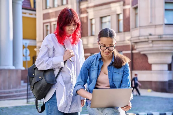 Twee Tiener Vrouwelijke Studenten Met Behulp Van Outdoor Laptop Stad — Stockfoto