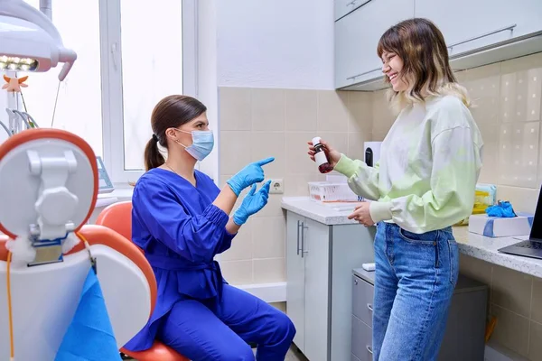 Medico Dentista Che Mostra Raccontare Dando Medicina Denti Cavità Orale — Foto Stock
