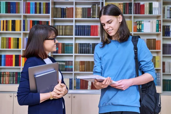 Gadająca Nauczycielka Studentka Bibliotece Edukacja Wiedza Studia Szkoła Średnia Koncepcja — Zdjęcie stockowe