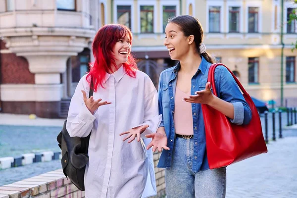 Dos Adolescentes Sonrientes Caminando Por Calle Ciudad Amistad Moda Estilo —  Fotos de Stock