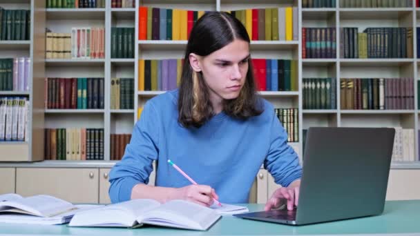 Ragazzo Adolescente Che Studia Biblioteca Universitaria Che Scrive Nei Libri — Video Stock