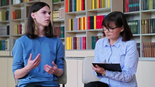 Individuele Therapie Sociaal Werker Psycholoog Die Samenwerkt Met Student Bibliotheek — Stockvideo
