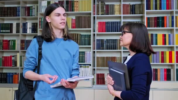 Insegnante Studentessa Universitaria Parlante Nella Sala Biblioteca Istruzione Conoscenza Studi — Video Stock