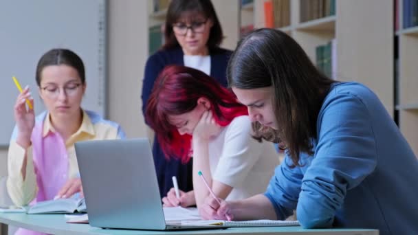 Группа Подростков Учится Библиотеке Центре Внимания Парень Использующий Ноутбук Запись — стоковое видео