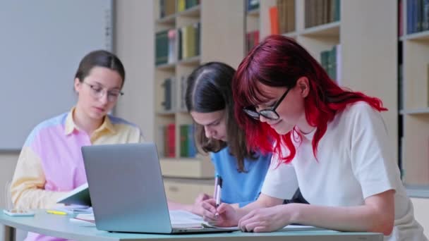 Группа Подростков Учится Сидя Столом Библиотеке Фокусе Девушка Используя Ноутбук — стоковое видео