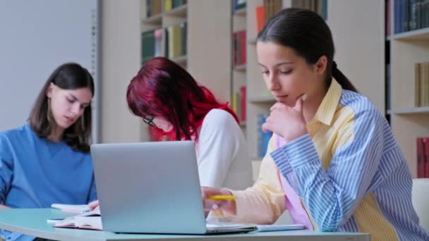 Tinédzser Diákok Csoportja Tanul Iskolai Könyvtárban Fókuszban Tinédzser Lány Laptopot — Stock videók