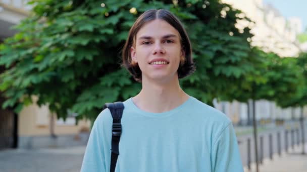 Estudante Adolescente Sorridente Olhando Para Câmera Livre Bonito Rapaz Anos — Vídeo de Stock