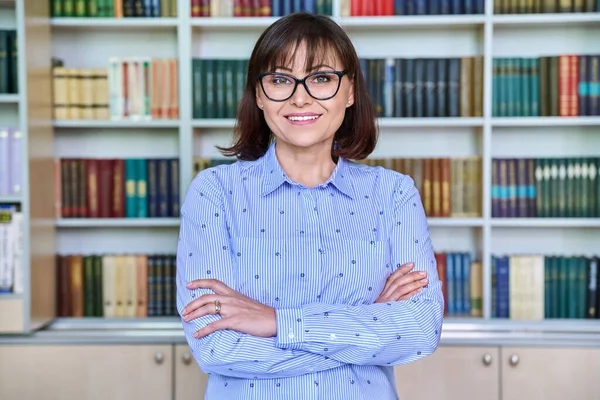 Retrato Professora Meia Idade Biblioteca Mulher Olhando Para Câmera Mentor — Fotografia de Stock