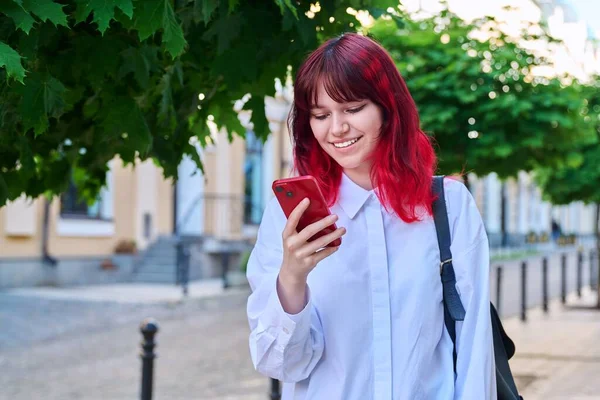 Όμορφη Χαμογελαστή Έφηβη Που Κοιτάει Τηλέφωνο Στην Οδό Σίτυ Γυναίκα — Φωτογραφία Αρχείου