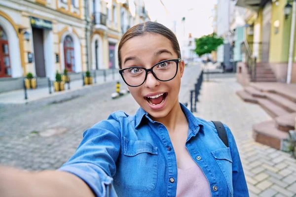 Retrato Selfie Hermosa Adolescente Alegre Aire Libre Calle Ciudad Cara —  Fotos de Stock