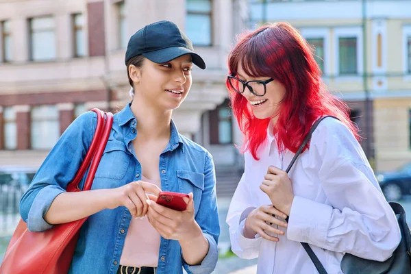 Duas Mulheres Adolescentes Conversando Olhando Para Smartphone Livre Rua Cidade — Fotografia de Stock
