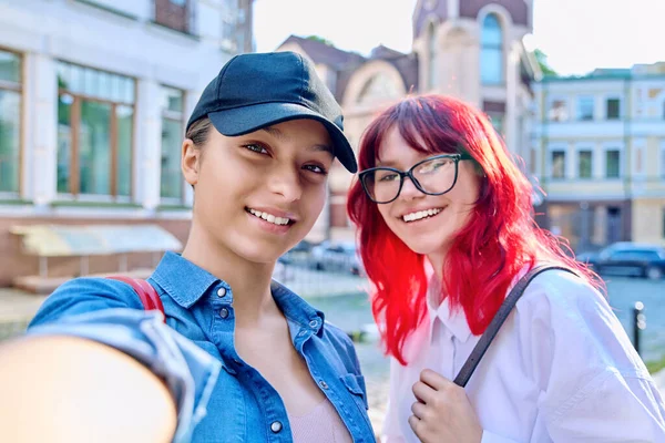 Dos Atractivas Mujeres Adolescentes Felices Tomando Retratos Selfies Juntas Riendo —  Fotos de Stock