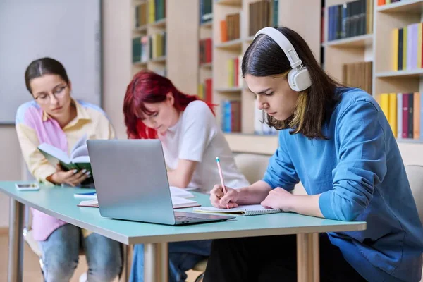 Groep Van Tienerstudenten Studeren Zitten Aan Een Bureau Bibliotheek Focus — Stockfoto