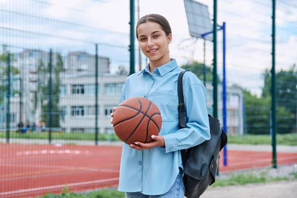 Sırt Çantalı Basketbol Toplu Genç Kız Portresi Basketbol Okulunun Bahçesinin — Stok fotoğraf