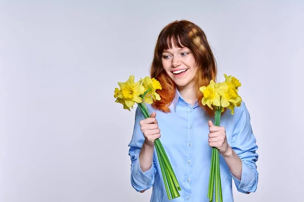 Portrait Jeune Femme Avec Bouquet Fleurs Jaunes Espace Copie Fond — Photo