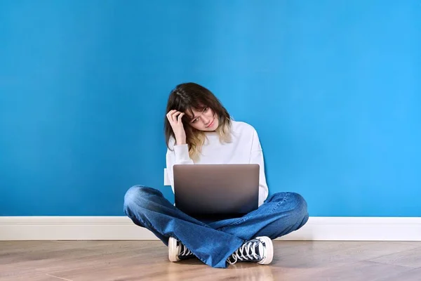 Mulher Adolescente Bonita Sentada Chão Com Laptop Fundo Azul Adolescente — Fotografia de Stock