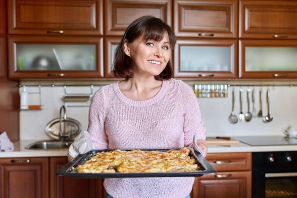 Portrait Middle Aged Woman Pan Cooked Oven Baked Meat Looking — стоковое фото