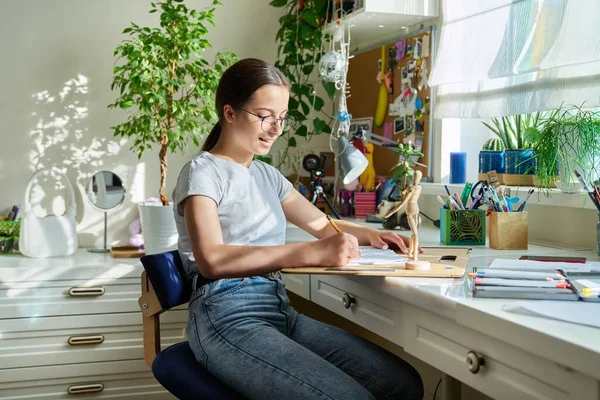 Teenage Kreativní Dívka Umělkyně Kreslení Tužkou Sedí Stolu Doma Pomocí — Stock fotografie