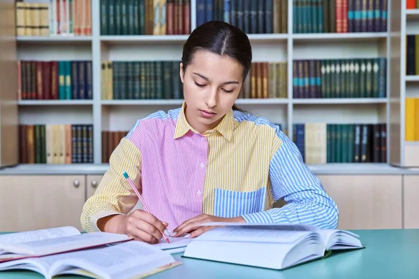 Estudiante Adolescente Estudiando Biblioteca Escuela Mujer Sentada Escritorio Con Libros —  Fotos de Stock