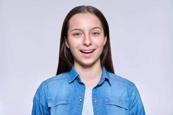 Retrato Cabeza Atractiva Adolescente Sonriendo Con Los Dientes Mirando Cámara —  Fotos de Stock