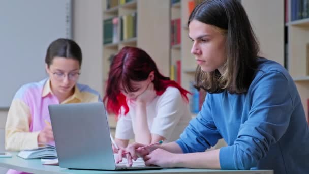 Group Teenage Students Study Sitting Desk Library Focus Guy Using — Stock Video