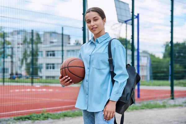Porträtt Tonåring Student Flicka Med Ryggsäck Och Basket Tittar Kameran — Stockfoto