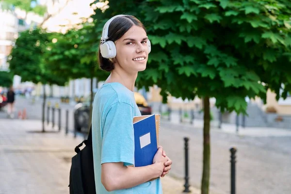 Étudiant Adolescent Souriant Avec Des Manuels Regardant Caméra Extérieure Beau — Photo