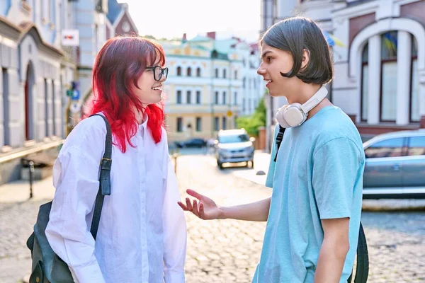 Amigos Adolescentes Homens Mulheres Conversando Rua Cidade Moda Divertindo Adolescentes — Fotografia de Stock