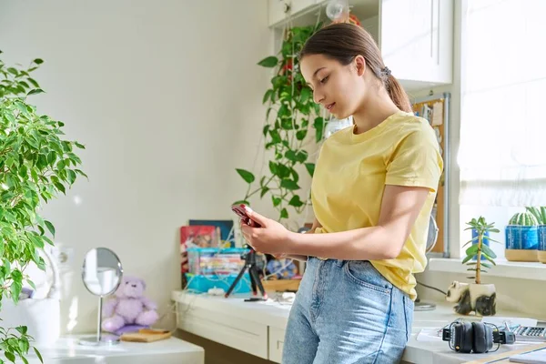 Heureuse Adolescente Utilisant Smartphone Reposant Maison Dans Chambre Copier Espace — Photo