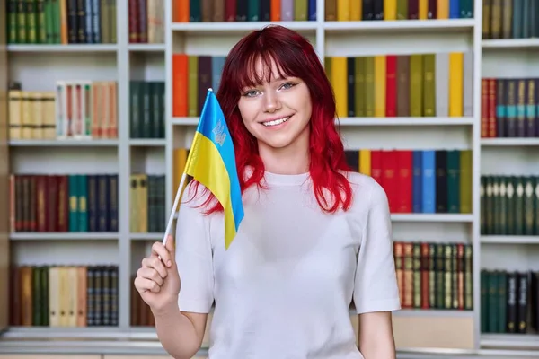 Підліткова Жінка Прапором України Бібліотеці Усміхнена Студентка Дивиться Камеру День — стокове фото