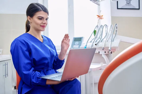 Consultazione Online Aiuto Medico Clinica Utilizzando Computer Portatile Dentista Donna — Foto Stock