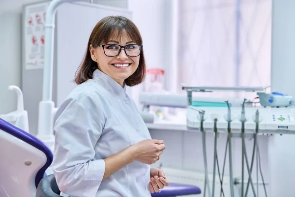 Ofiste Kameraya Bakan Gülümseyen Olgun Kadın Dişçinin Portresi Gözlüklü Orta — Stok fotoğraf