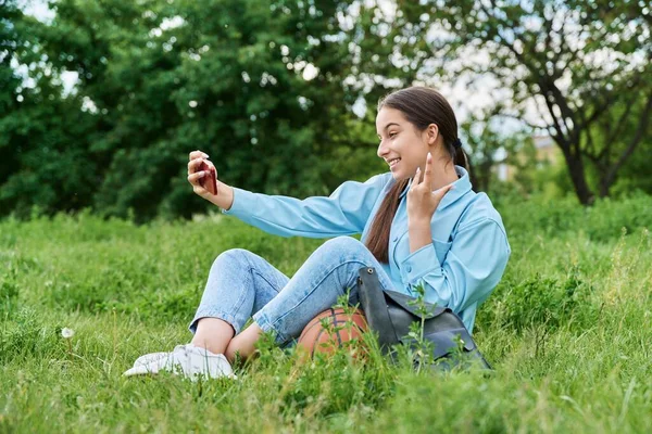 Adolescente Estudiante Que Descansa Sentada Hierba Usando Teléfono Inteligente Atractiva — Foto de Stock