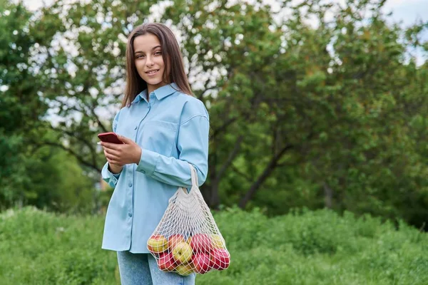 Μια Όμορφη Έφηβη Στο Πάρκο Χρησιμοποιεί Smartphone Νεαρή Γυναίκα Κόσκινο — Φωτογραφία Αρχείου