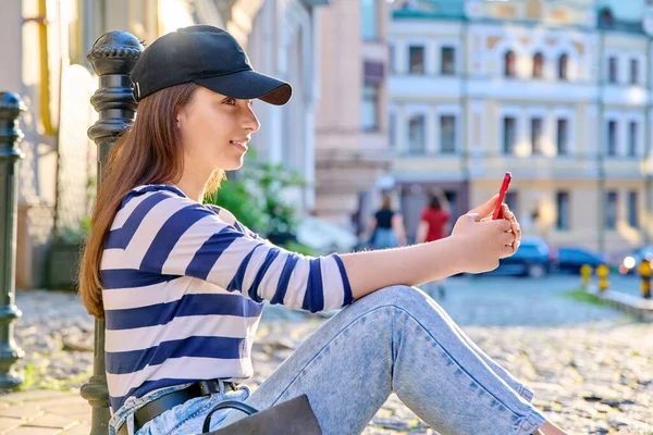 Urban Style Fashionable Teenage Female Sitting Sidewalk Using Smartphone Fashion — Stock Photo, Image