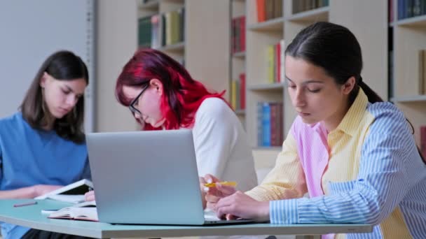 Grupo Estudiantes Adolescentes Estudian Aula Biblioteca Escolar Foco Está Muchacha — Vídeos de Stock