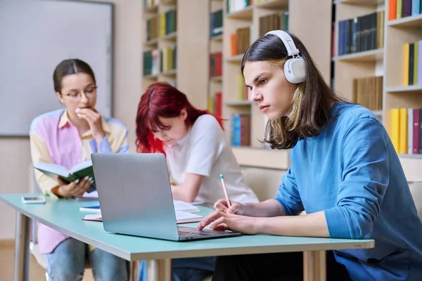 Groep Van Tienerstudenten Studeren Zitten Aan Een Bureau Bibliotheek Focus — Stockfoto