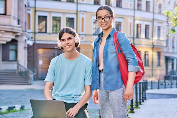 Teenage Muž Žena Pomocí Notebooku Pro Studium Volný Čas Venkovní — Stock fotografie