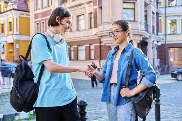 Έφηβοι Φίλοι Άντρες Και Γυναίκες Μιλάνε Στο Δρόμο Της Πόλης — Φωτογραφία Αρχείου
