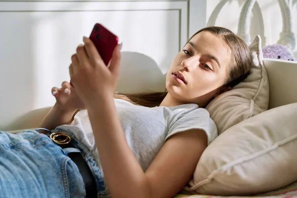 Schöne Junge Teenager Weibchen Die Sich Auf Dem Sofa Ausruhen — Stockfoto