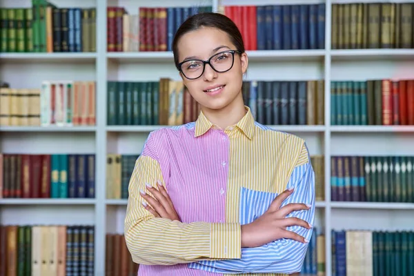 Retrato Estudiante Adolescente Secundaria Mujer Confiada Gafas Con Brazos Cruzados —  Fotos de Stock