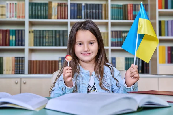 Щаслива Дівчинка Прапором України Цукерками Паличці Яка Дивиться Камеру Сидить — стокове фото