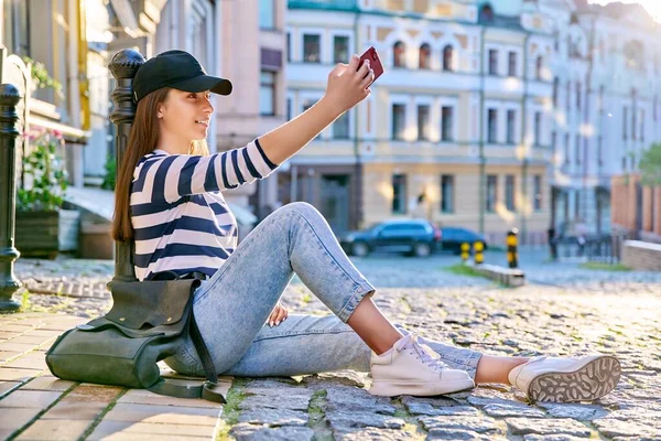 Miejski Styl Modna Nastolatka Siedząca Chodniku Pomocą Smartfona Moda Wypoczynek — Zdjęcie stockowe