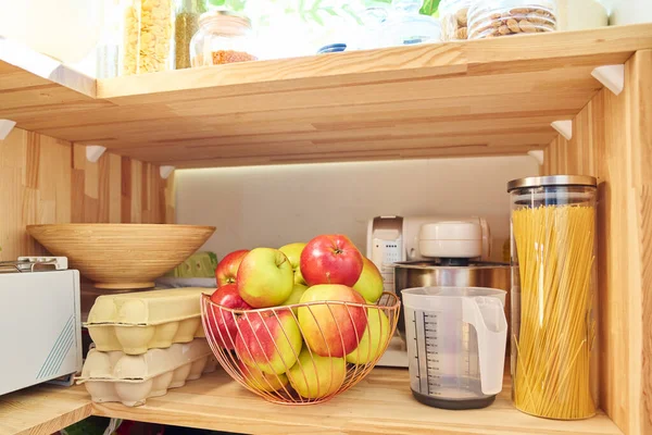 鍋に台所で食品の保管 パスタ リンゴ キッチン用品 家庭料理 家庭料理 — ストック写真